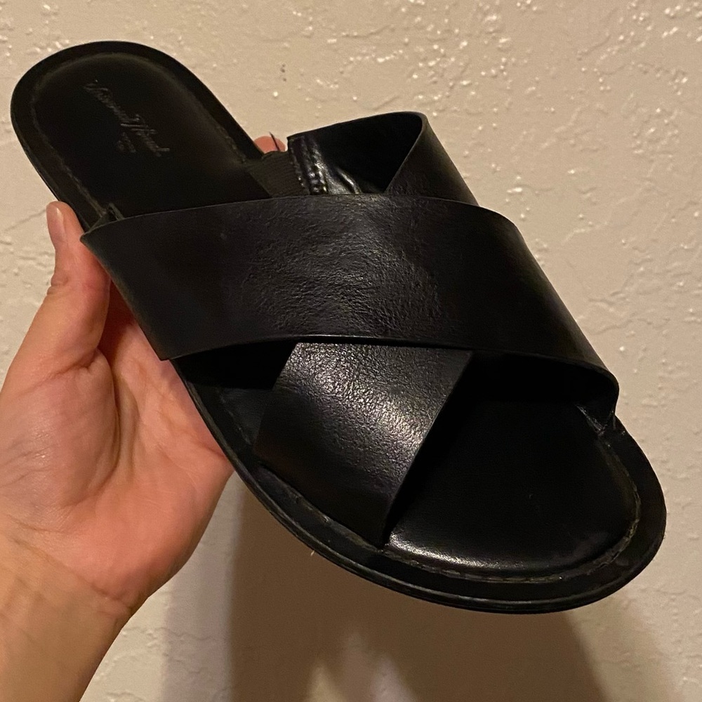 Universal thread black cross sandals